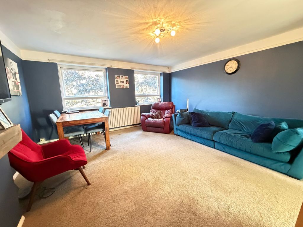 Town Tree Road, Ashford TW15 photo 4