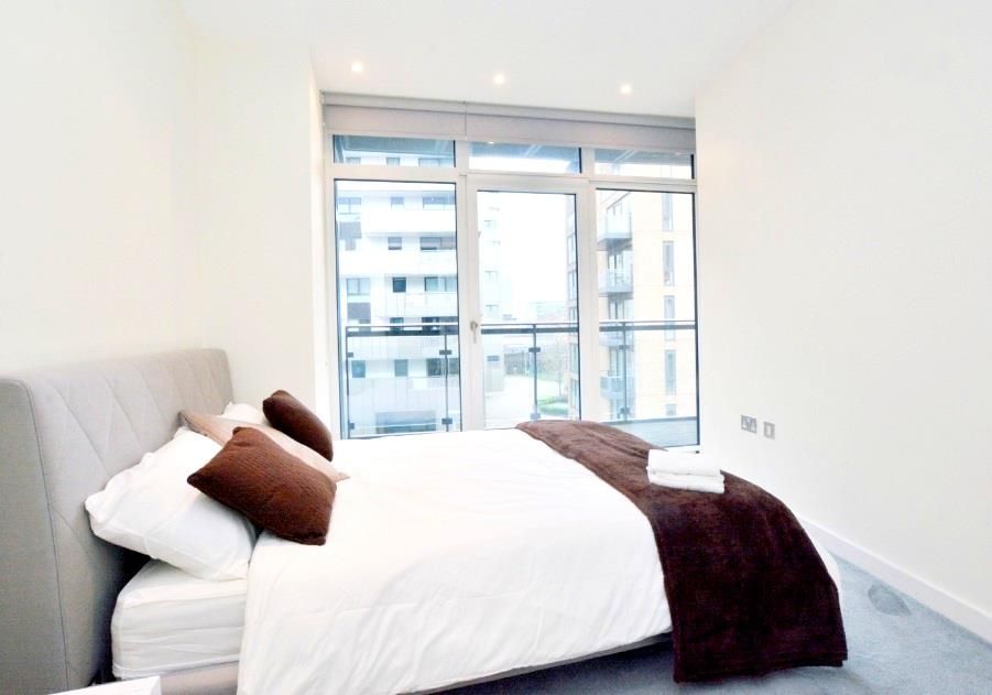 Property photo 3 of 8 Bedroom-Room-Grosvenorwaterside-Gatliff-Road- Lond