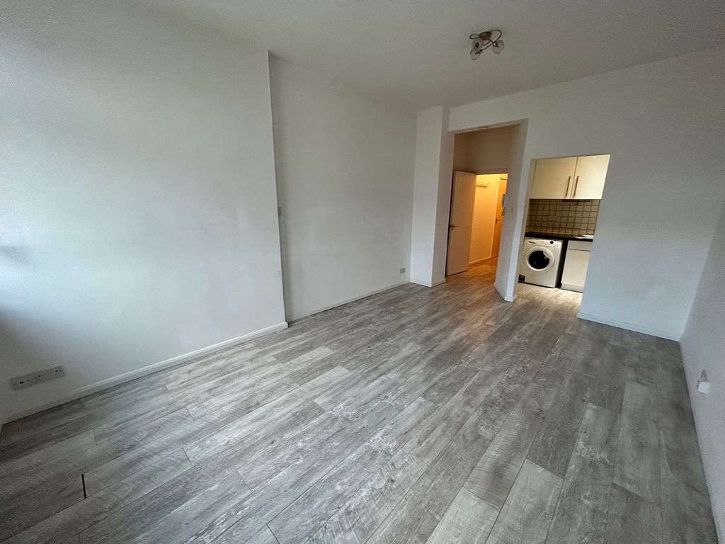 Property photo 3 of 6 Studio