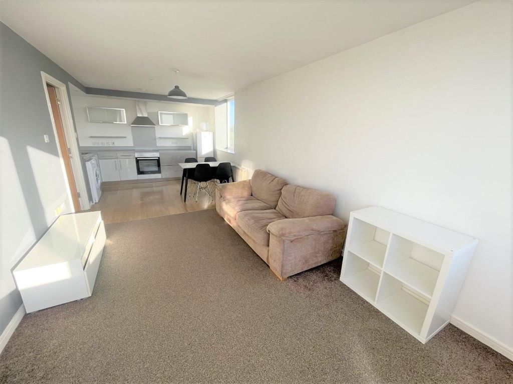 Property photo 3 of 13 Lounge