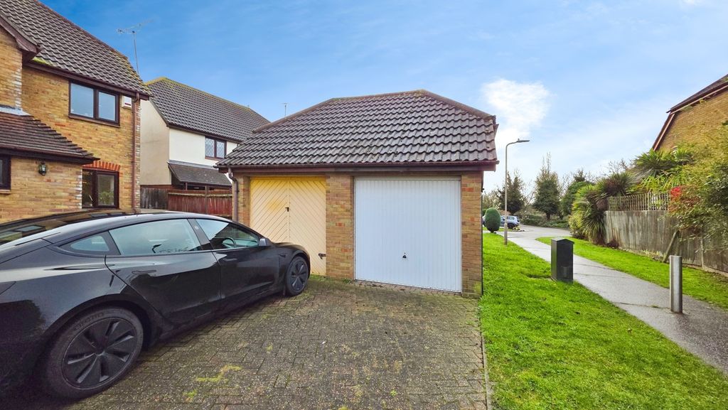 Property photo 3 of 20 Garage