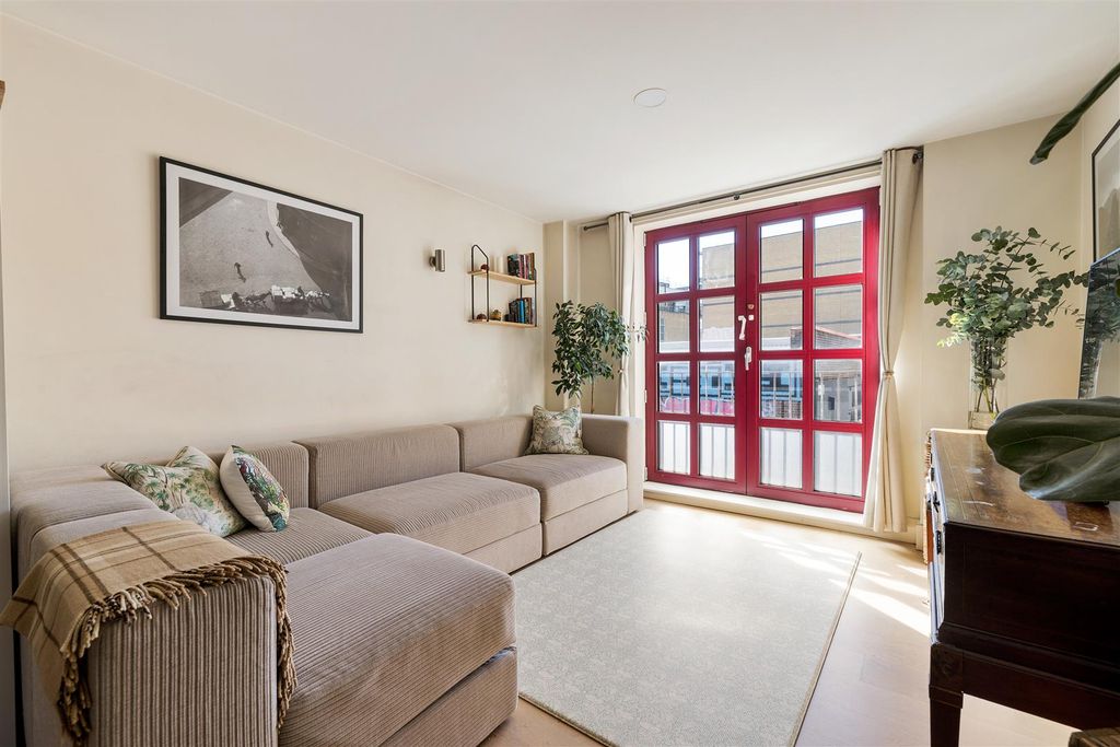 Property photo 3 of 19 Quaker Street, E1