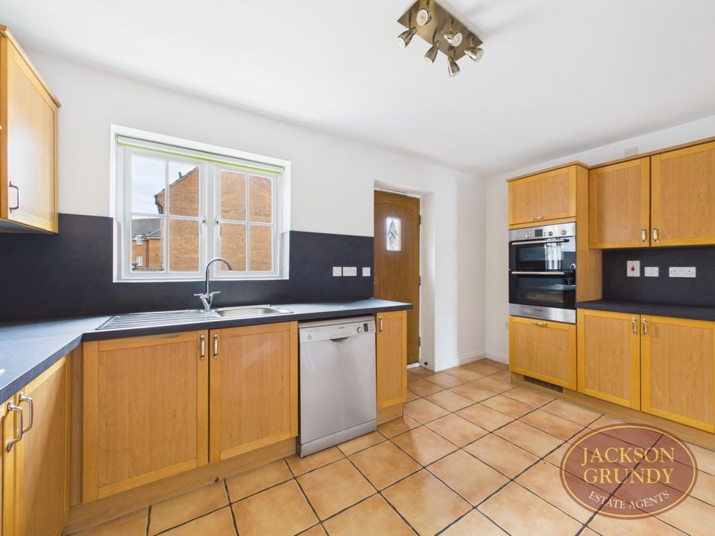 Property photo 3 of 19 Snowshill Close