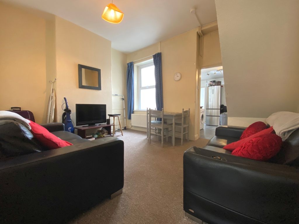 Property photo 2 of 9 33 Plasnewydd Rd (1)