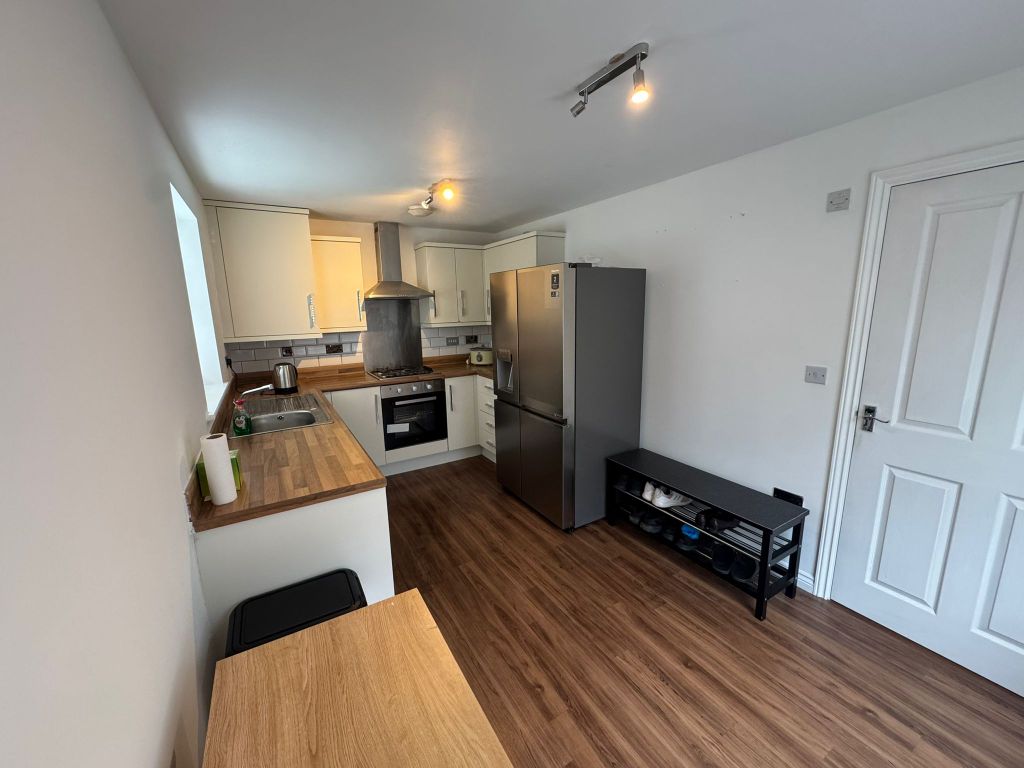 Property photo 3 of 10 Kitchen