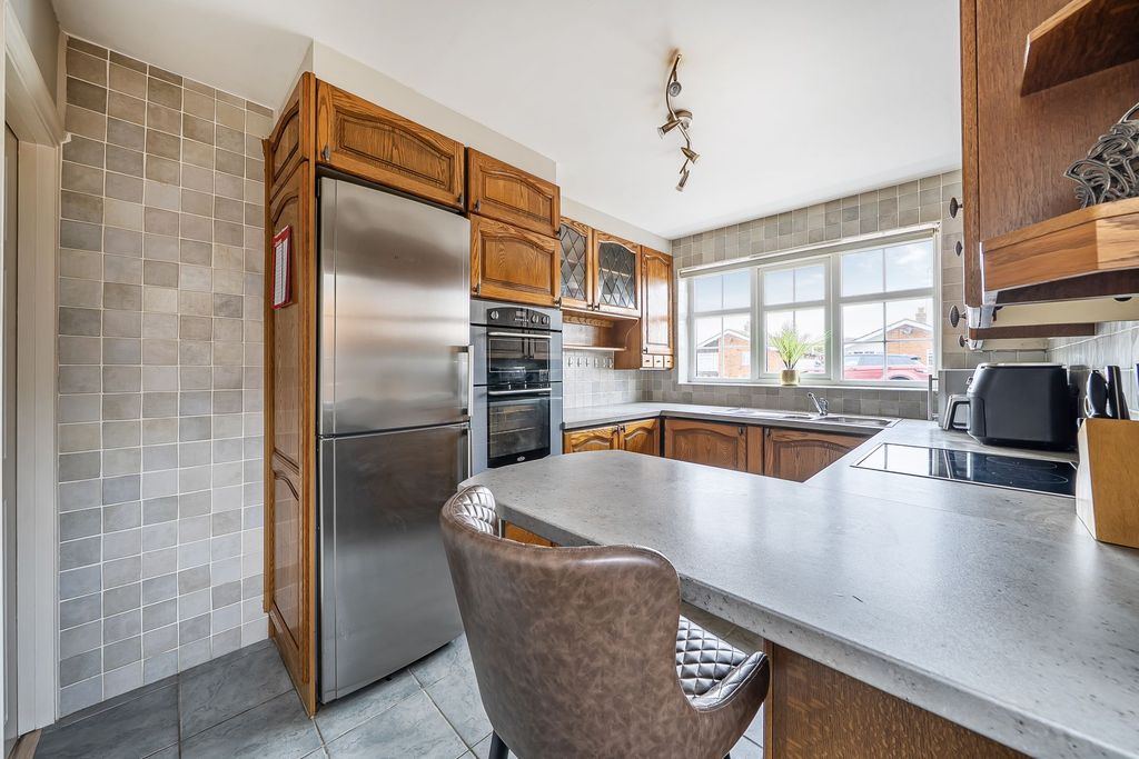 Property photo 3 of 17 Kitchen / Breakfast Room