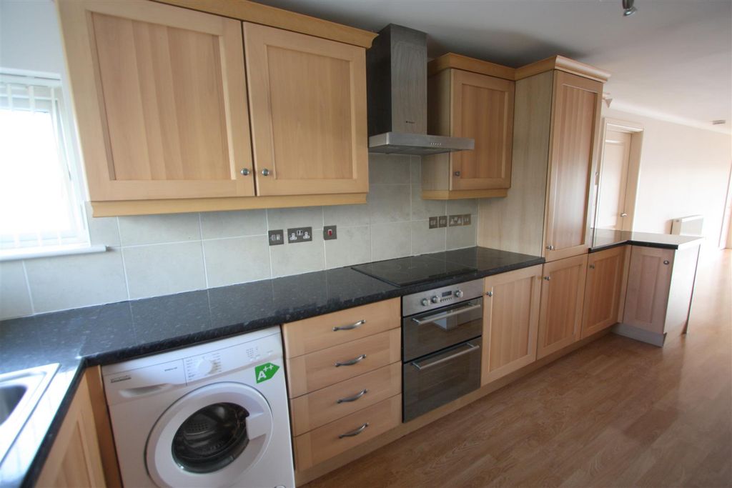Property photo 3 of 8 16 Longshore Apartments Kitchen