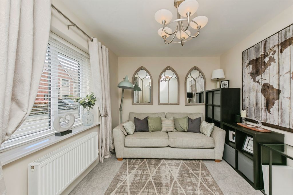 Property photo 3 of 21 Snug / Study: