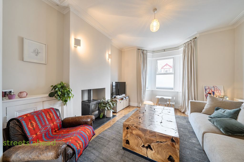 Property photo 2 of 18 931ba572-Bbe1-43A...