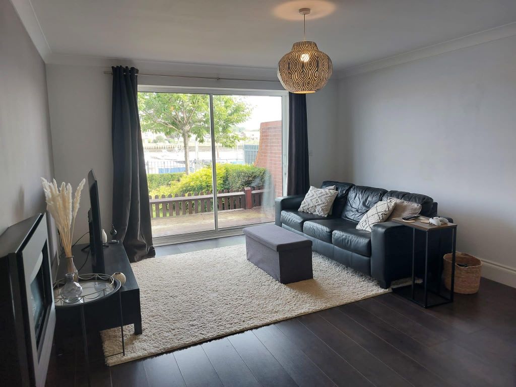 Property photo 2 of 10 Living Room
