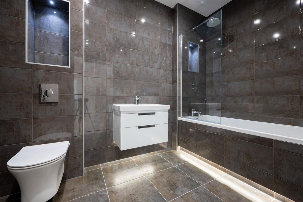 Property photo 3 of 11 Bathroom