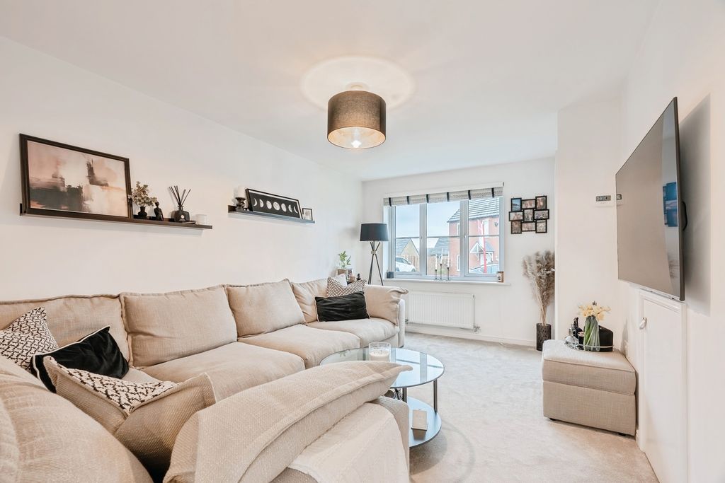 Property photo 2 of 16 Lounge