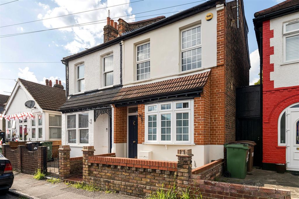 Property photo 1 of 34 Westward Road, E4
