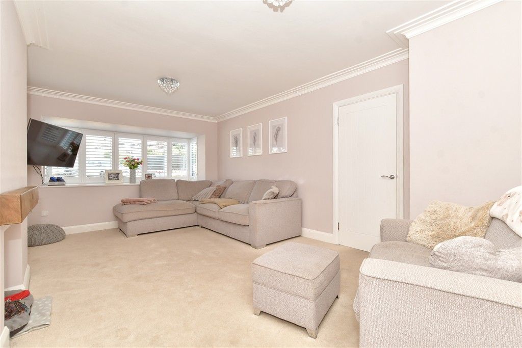 Property photo 3 of 11 Lounge