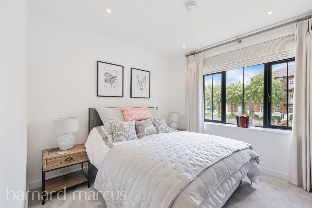 Property photo 3 of 8 Bedroom 1