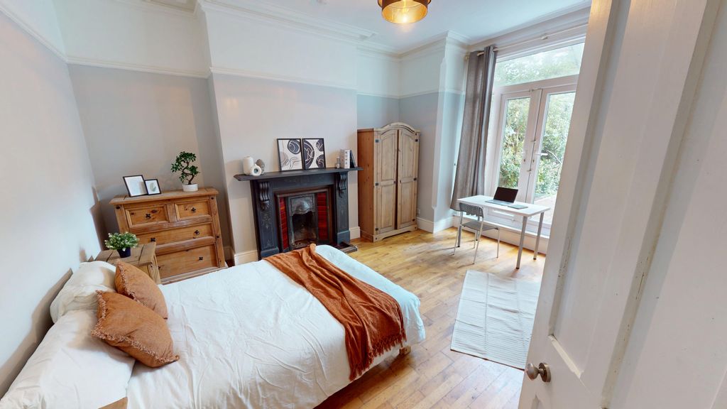 Property photo 1 of 17 Cover