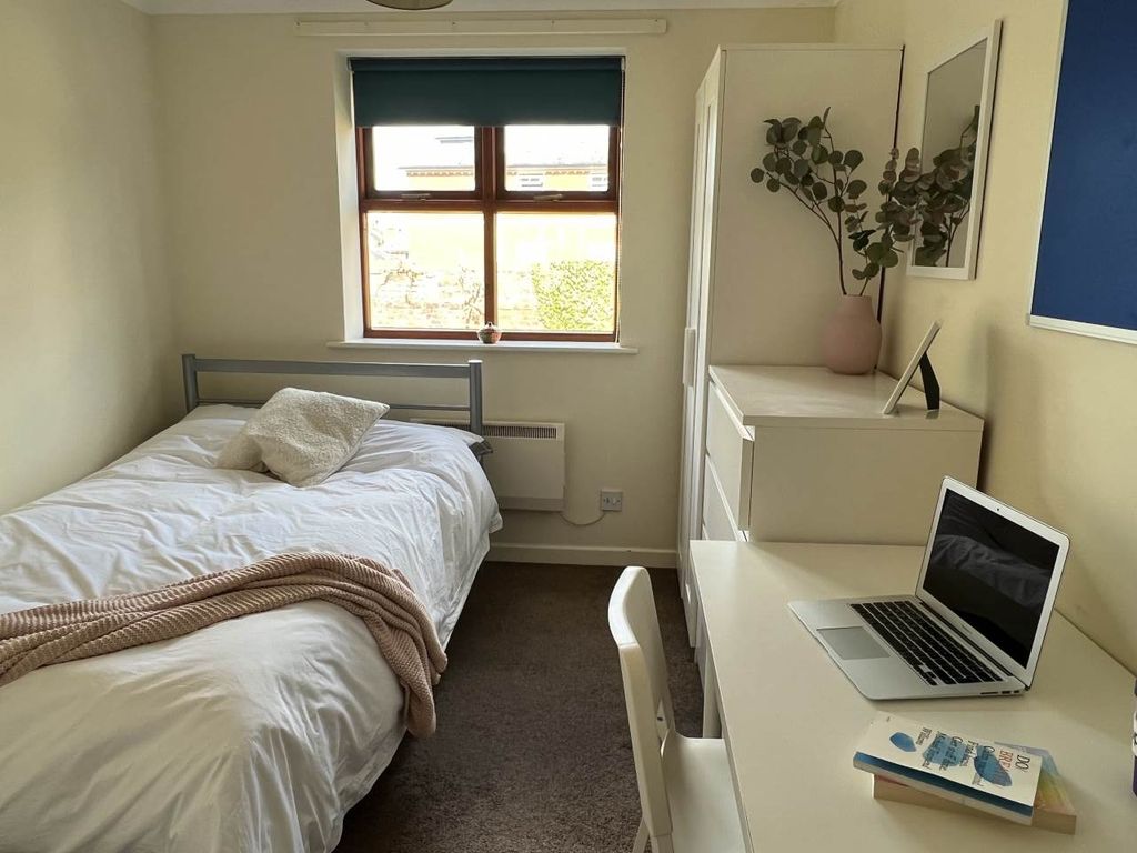 Property photo 1 of 12 Room 2