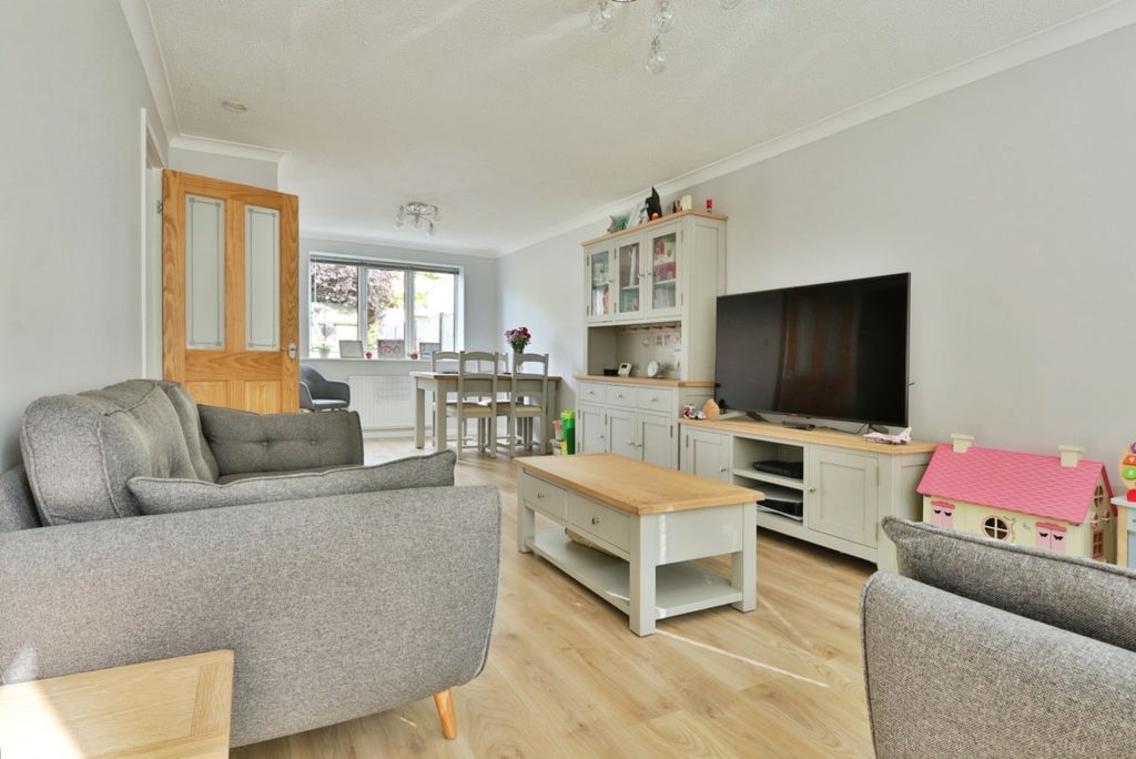 Property photo 2 of 16 4376075