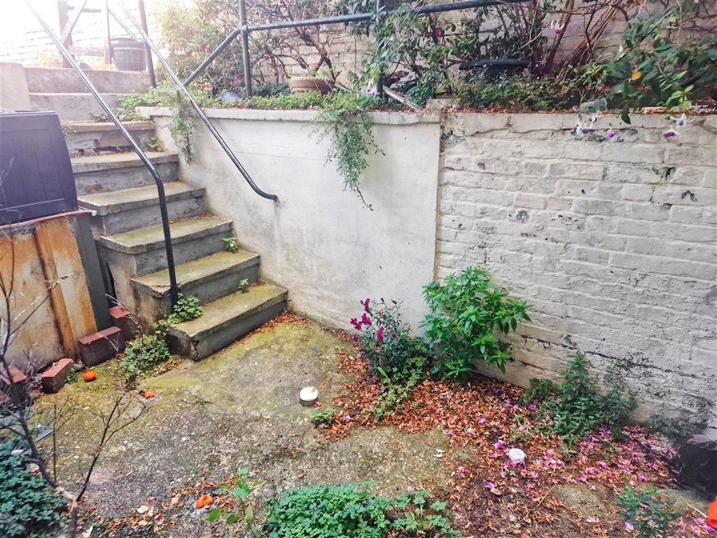 Property photo 3 of 8 Garden