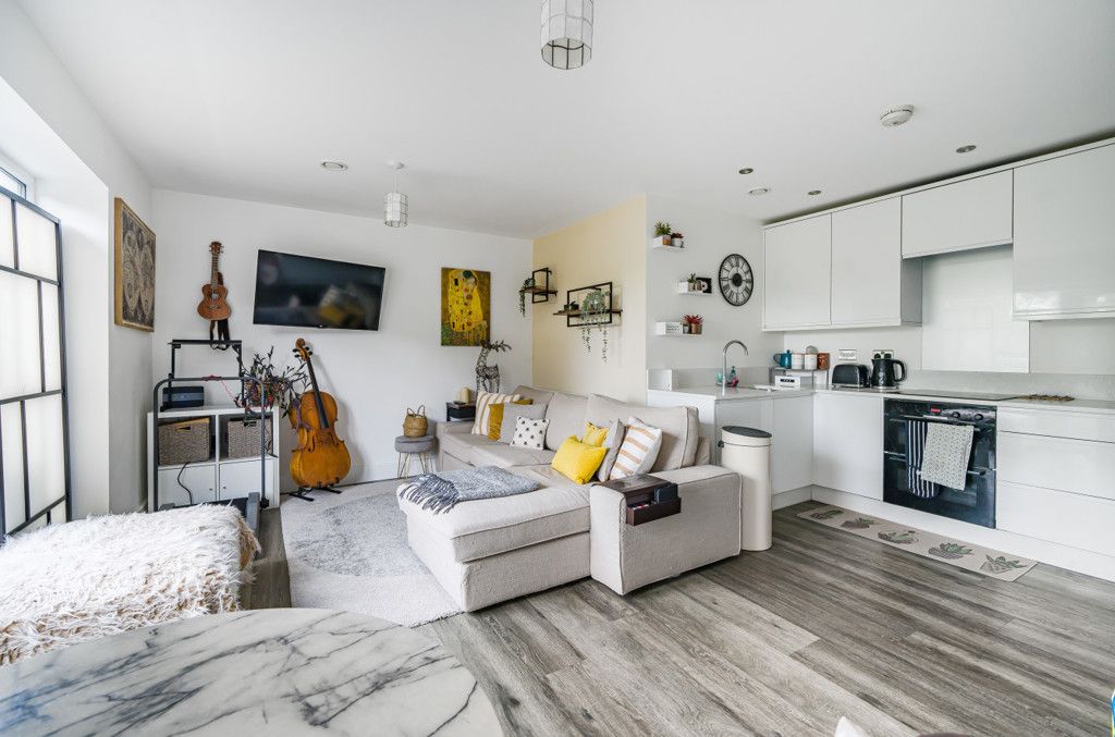 Property photo 1 of 11 Lounge