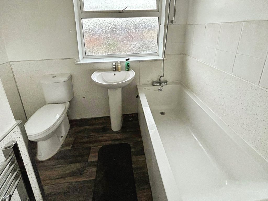 Property photo 2 of 11 Bathroom/Wc