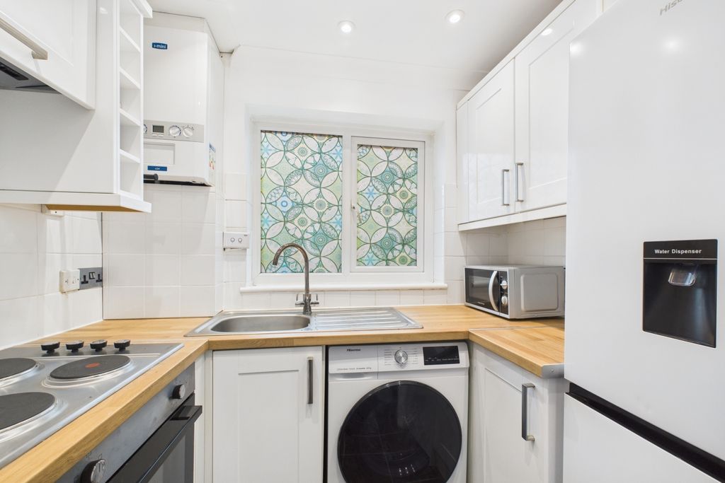 Property photo 3 of 8 Kitchen
