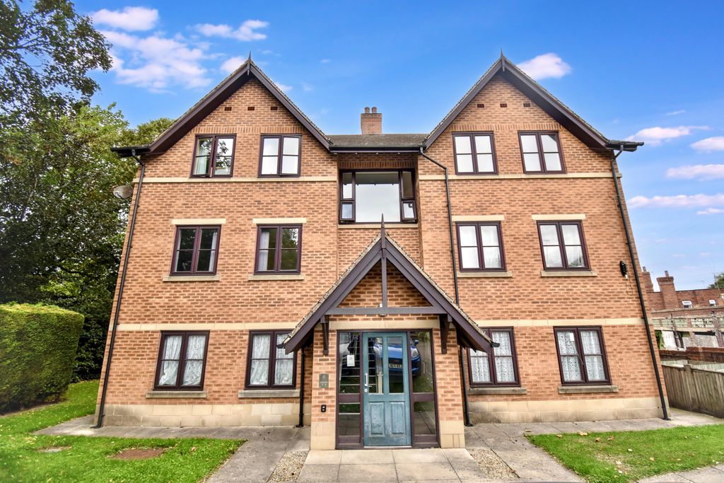 Property photo 1 of 14 Flat 5, Crosthwaite Court, Spink Lane, Pontefract, West Yorkshire, Wf8 1Eb