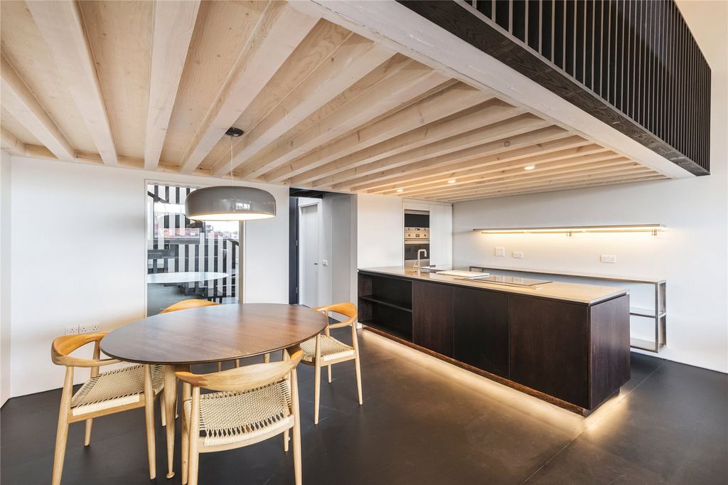 Property photo 3 of 8 Dining Area