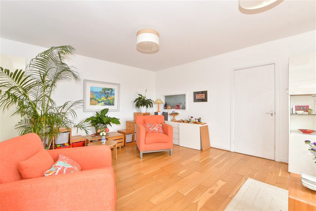 Property photo 3 of 15 Lounge