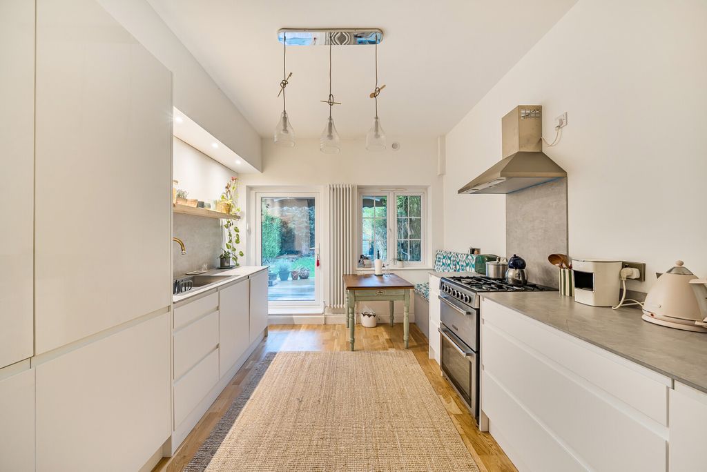 Property photo 2 of 11 1387800-8-693c38E...