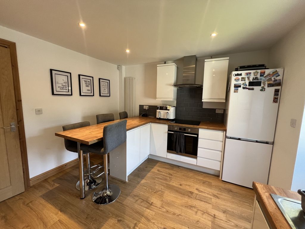 Property photo 3 of 9 Kitchen