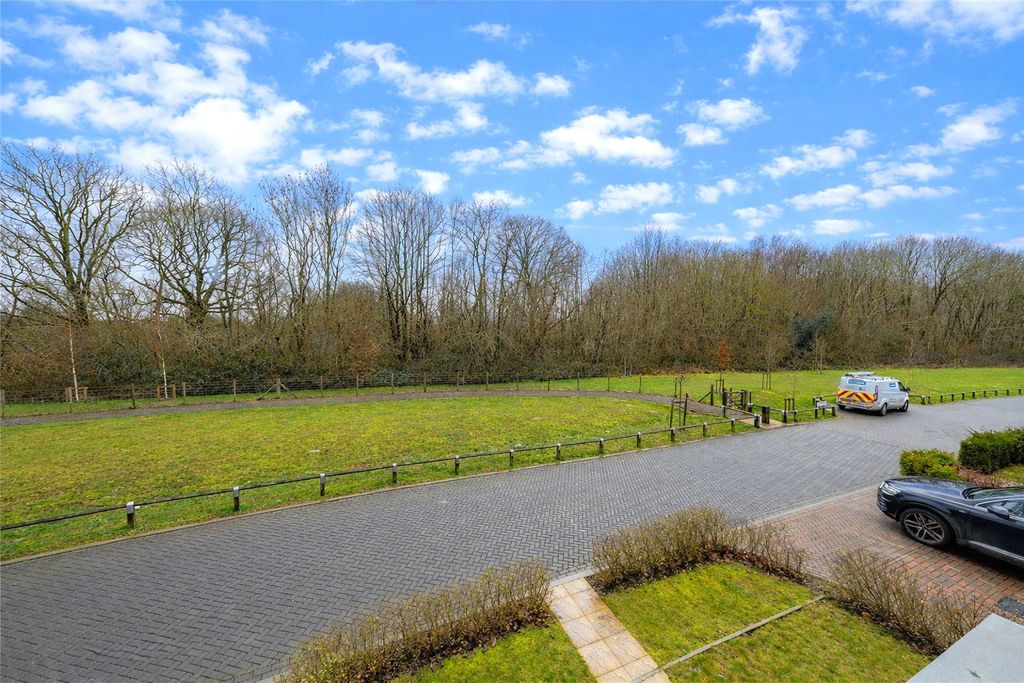 Property photo 2 of 19 Overlooking Parkland