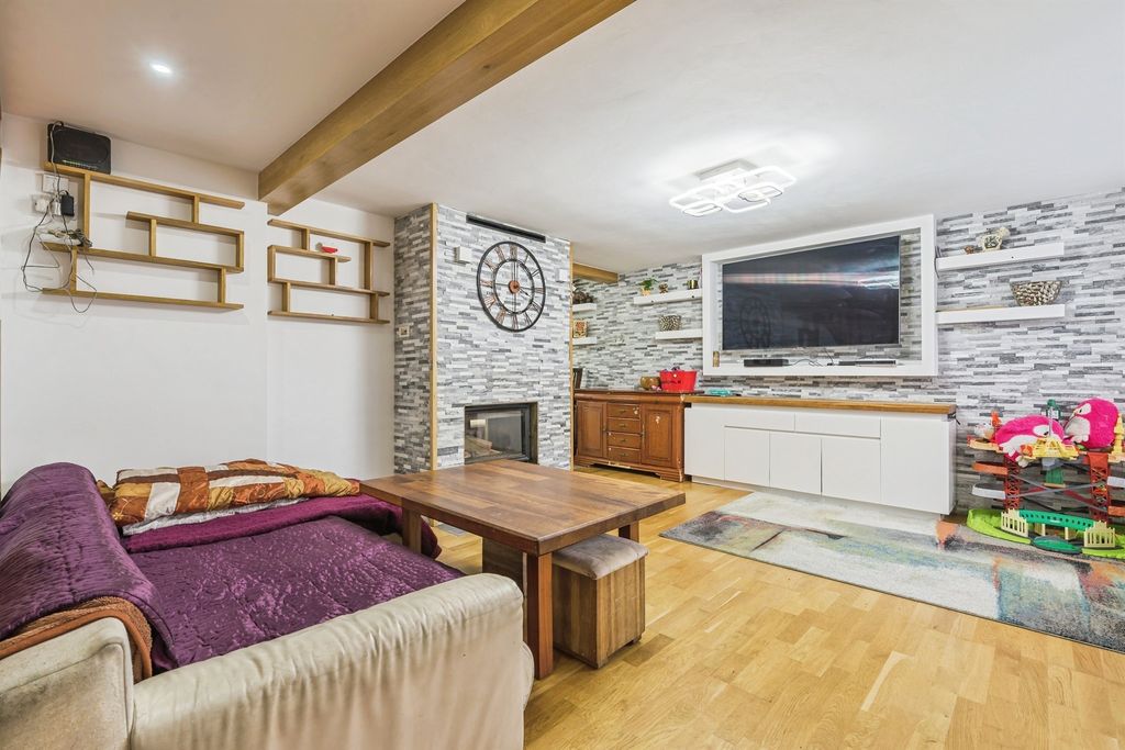 Property photo 2 of 27