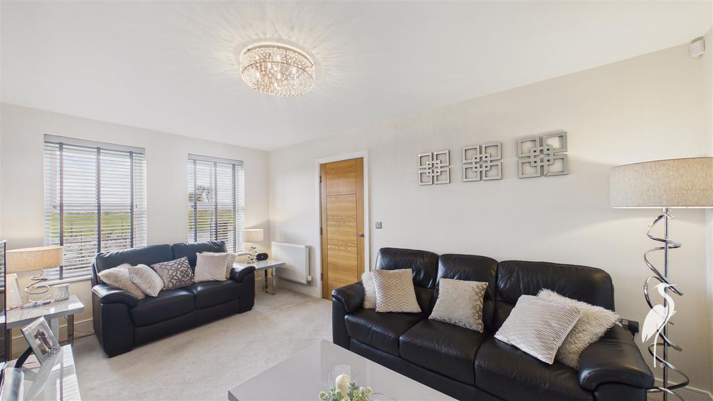 Property photo 3 of 39 Lounge