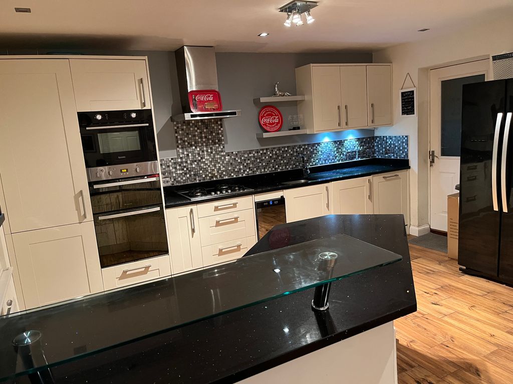 Property photo 3 of 17 Kitchen