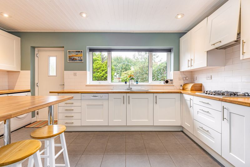 Property photo 3 of 19 Kitchen