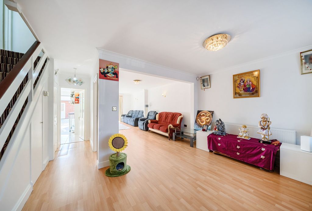 Property photo 2 of 14 1296877-1-682E12c...
