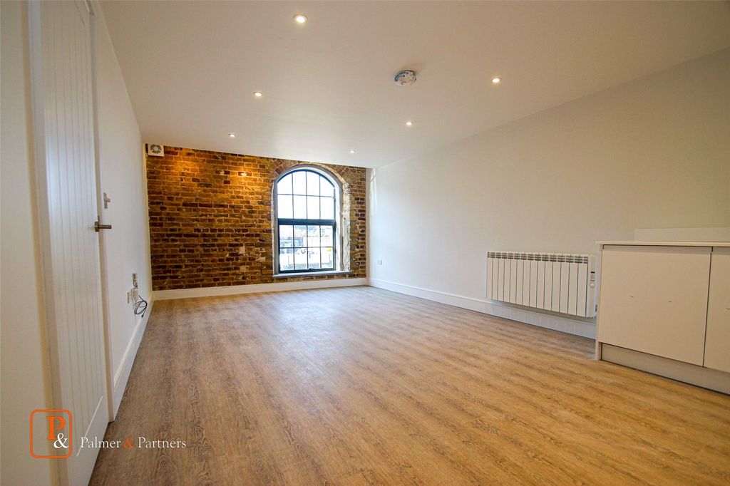 Property photo 1 of 4 Living Room