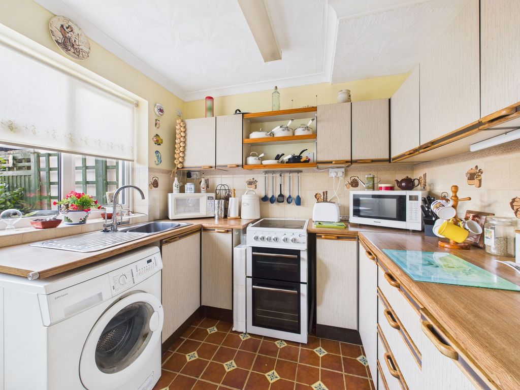 Property photo 3 of 17 Kitchen