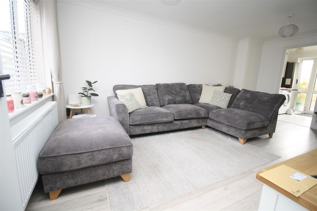 Property photo 3 of 18 Lounge