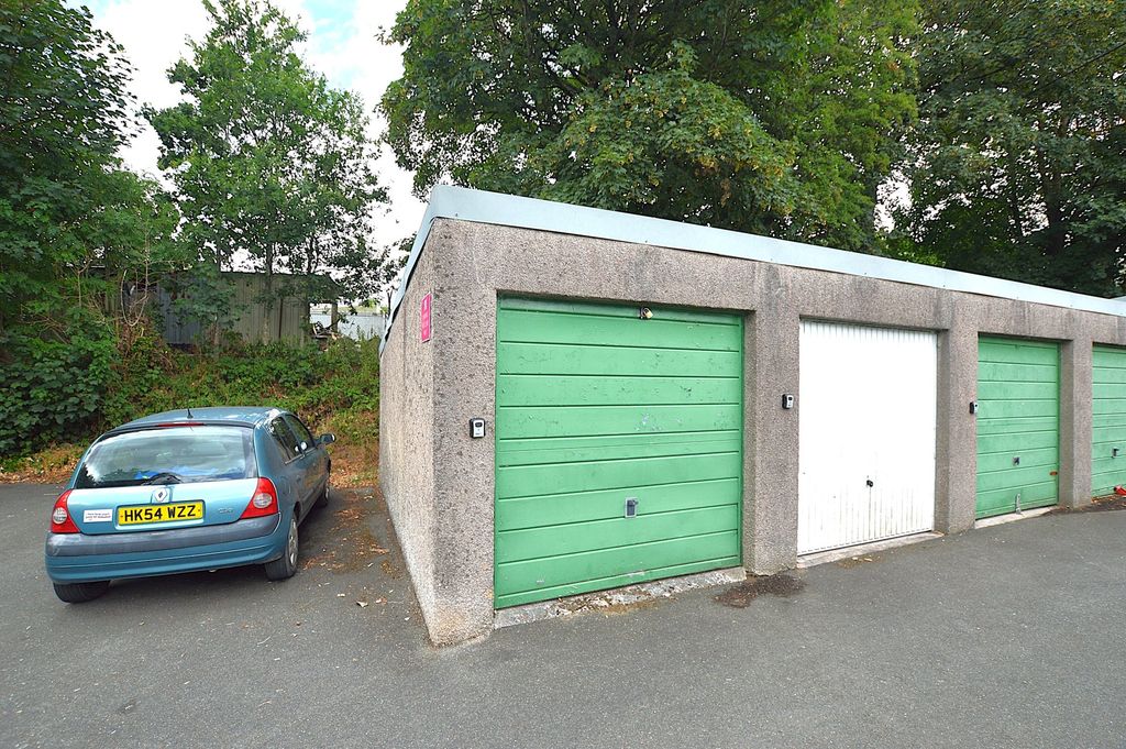 Property photo 1 of 2 Garage External