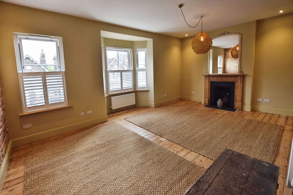 Property photo 1 of 20 Lounge