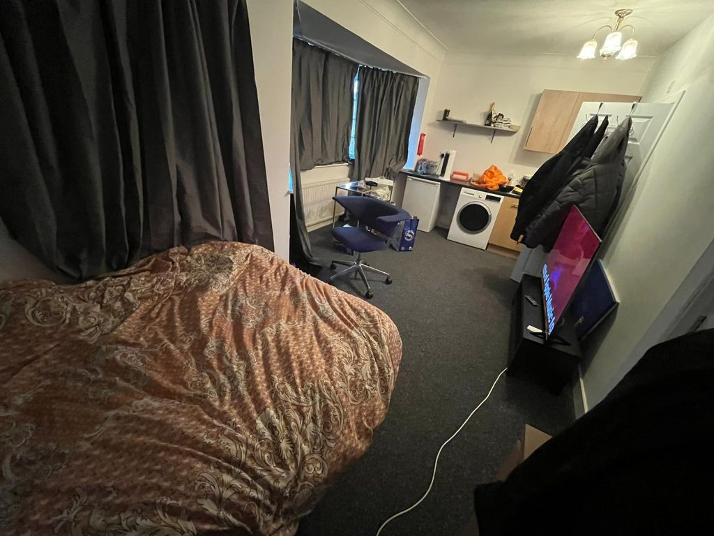 Property photo 2 of 10  Studio 4- £1100 Available From 01/05/2026