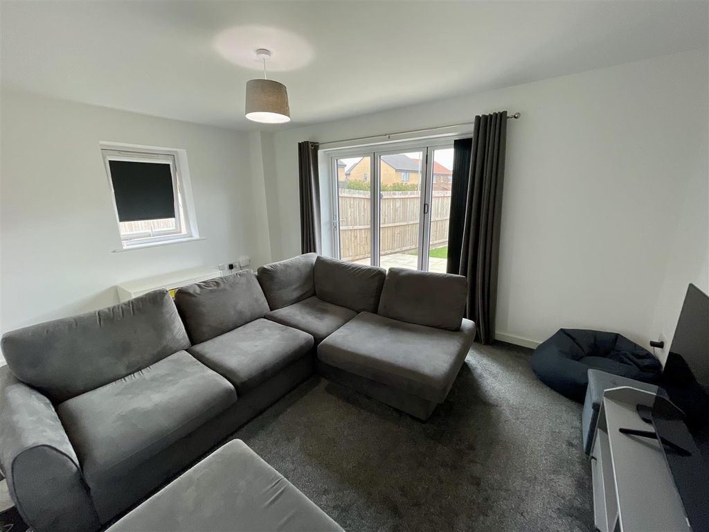 Property photo 3 of 17 Lounge