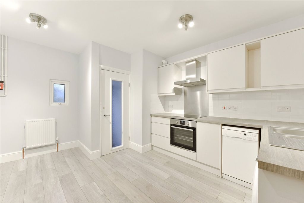 Property photo 1 of 8 Kitchen 2
