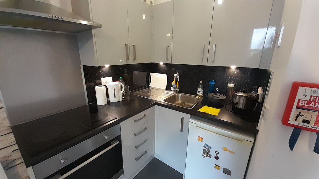 Property photo 3 of 5 Kitchen