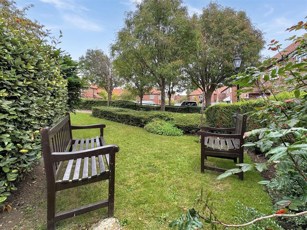 Property photo 3 of 11 Communal Garden 121
