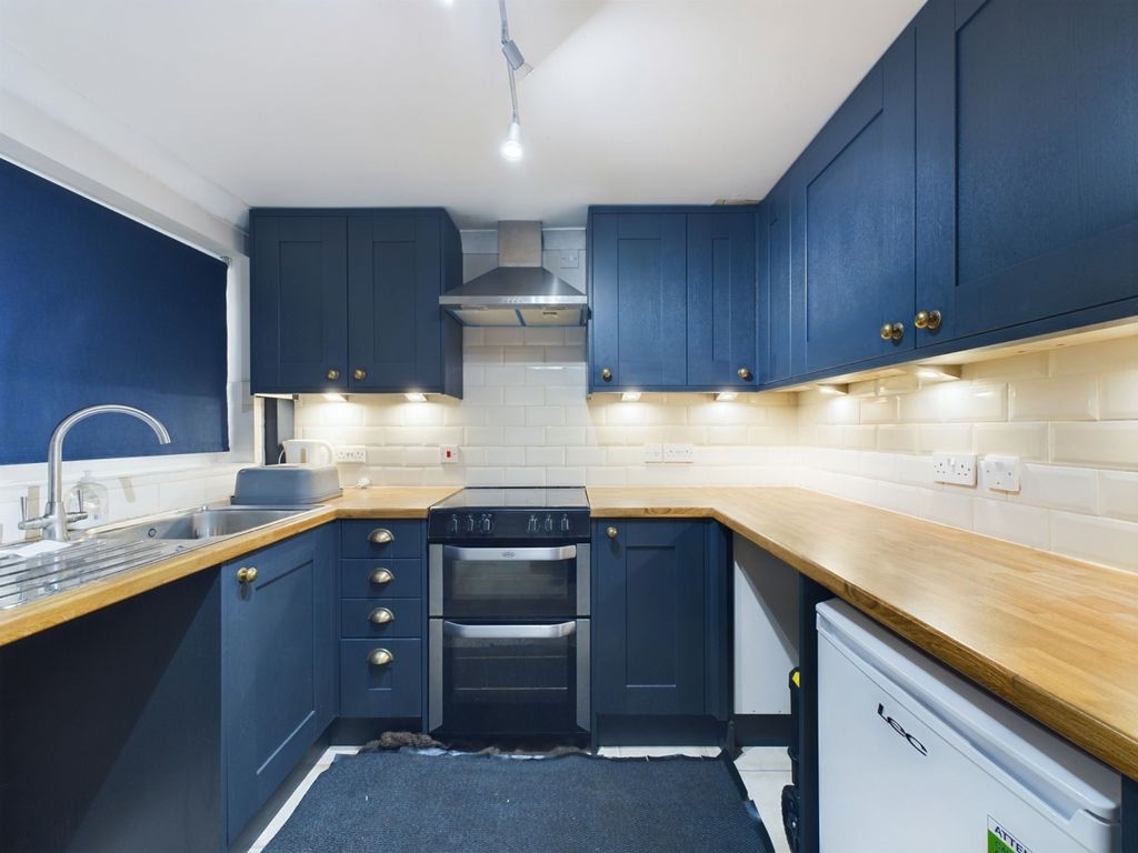 Property photo 2 of 12 Kitchen