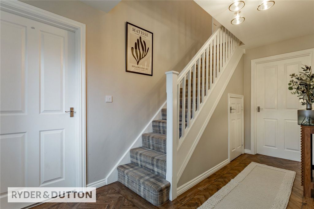 Property photo 3 of 33 Entrance Hall