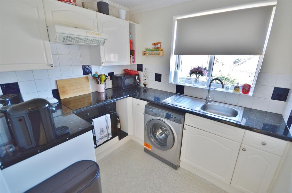 Property photo 3 of 10 Kitchen